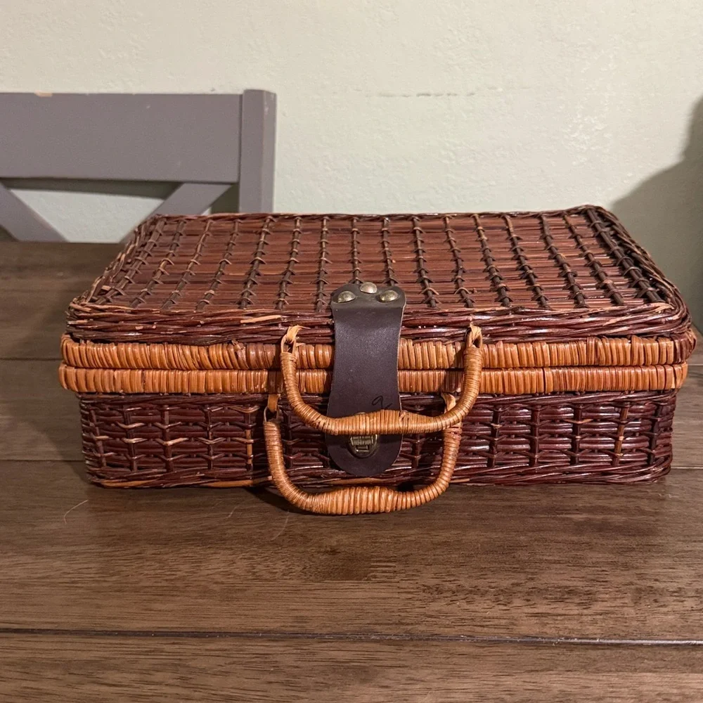 Picnic portable treasure display case storage brown medium